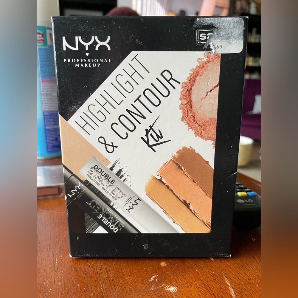NYX professional make up highlight & Contour kit